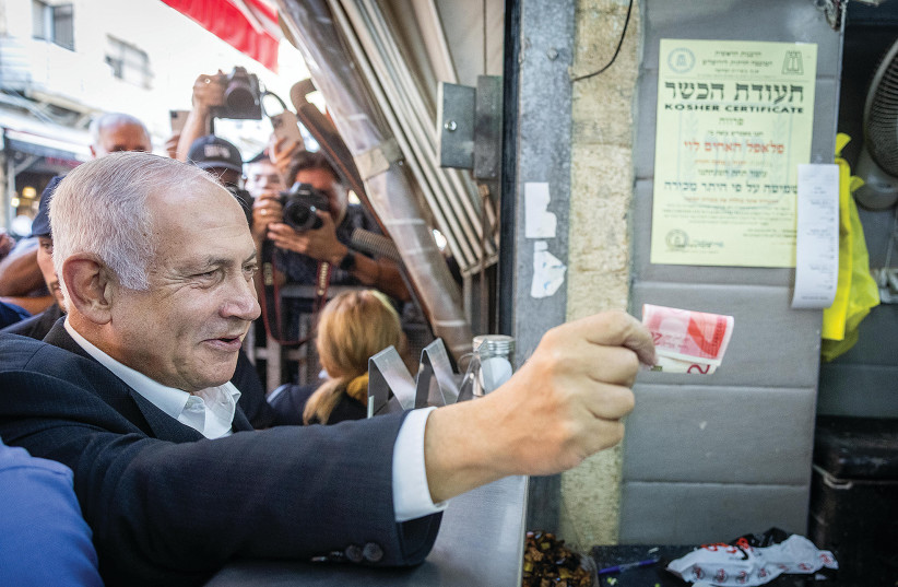  LIKUD PARTY leader and head of opposition Benjamin Netanyahu visits Jerusalem’s Mahaneh Yehuda market in October 2021. (credit: YONATAN SINDEL/FLASH90)