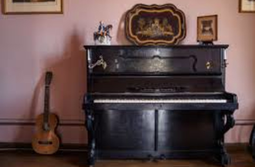  A guitar and a piano sit side by side. (credit: Wikimedia Commons)