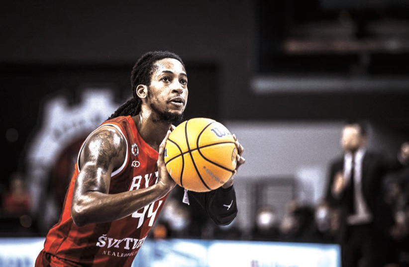  KENNETH ‘Speedy’ Smith is coming off a championship in Lithuania this past season, and the American point guard recently signed with Hapoel Jerusalem. (photo credit: FIBA CHAMPIONS LEAGUE/COURTESY)