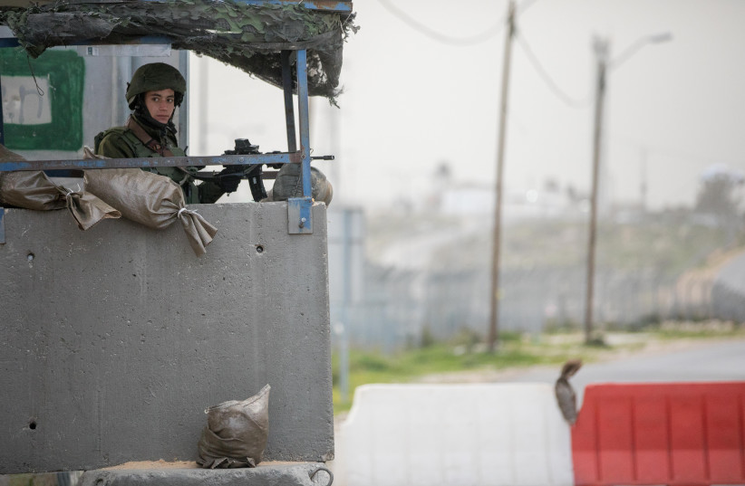  Israeli soldiers guard at the 'Bell' Checkpoint, on road 443 near Beit Horon, on January 6, 2019 (photo credit: YONATAN SINDEL/FLASH90)