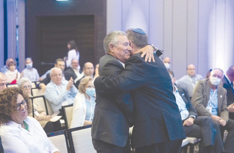  JEWISH AGENCY Chairman Doron Almog is congratulated during this week’s board of governors meeting in Jerusalem. (photo credit: YONATAN SINDEL/FLASH90)