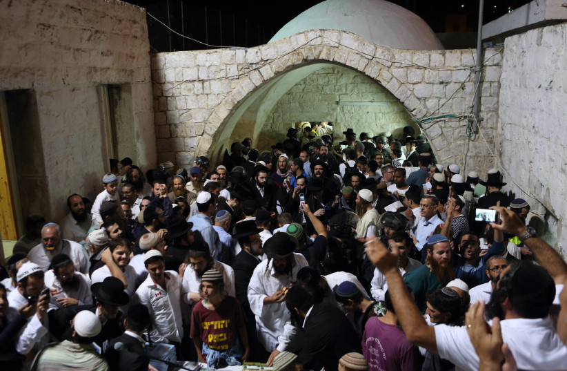  Hundreds of ultra Orthodox Jewish men pray near the compound of Joseph's Tomb in the West Bank city of Nablus early on June 10, 2013. (credit: YAAKOV NAUMI/FLASH90)