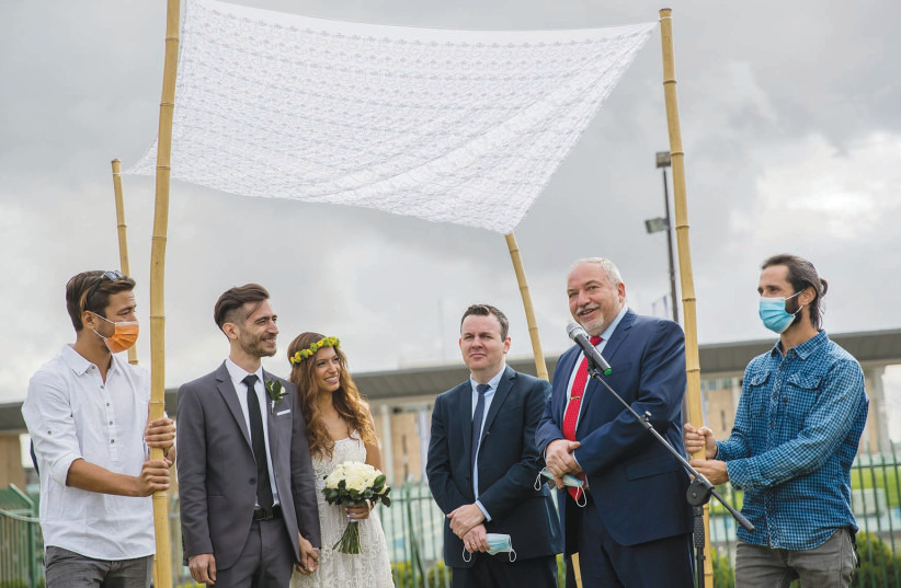  FINANCE MINISTER Avigdor Liberman, as an opposition MK in 2020, conducts a civil marriage ceremony outside the Knesset.  (photo credit: YONATAN SINDEL/FLASH90)