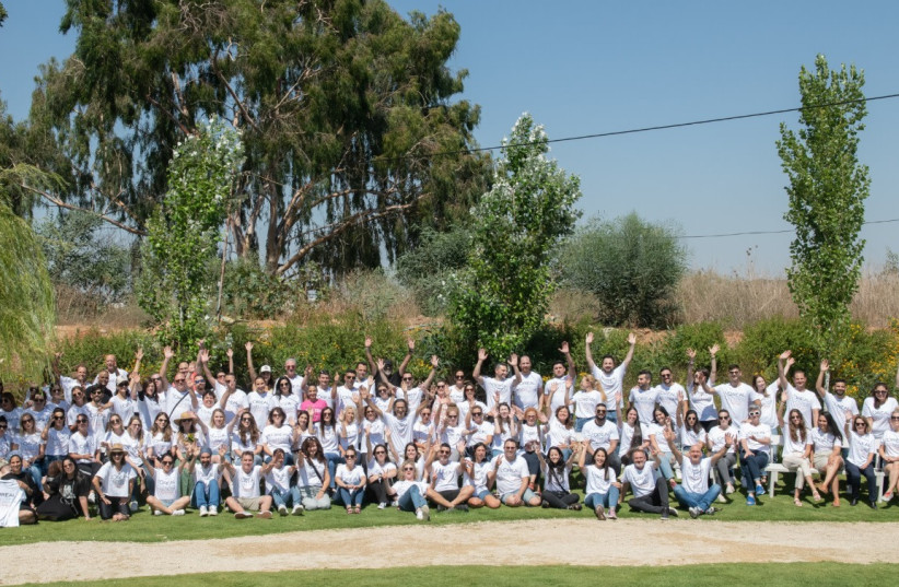  L’Oréal managers and employees volunteering in their community (photo credit: Gadi Siara)