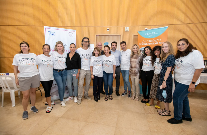  L’Oréal managers and employees volunteering in their community (credit: Gadi Siara)