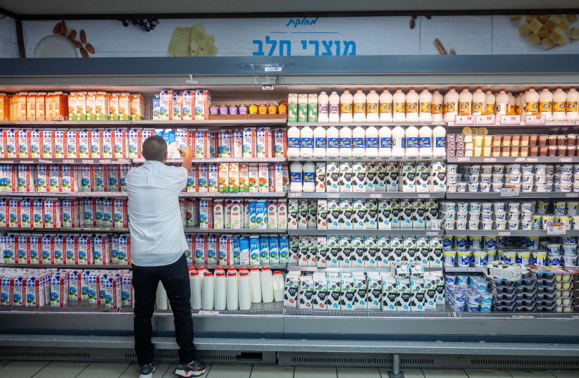  Milk for sale at the Rami Levy supermarket in Jerusalem on July 17, 2022.  (photo credit: YONATAN SINDEL/FLASH90)