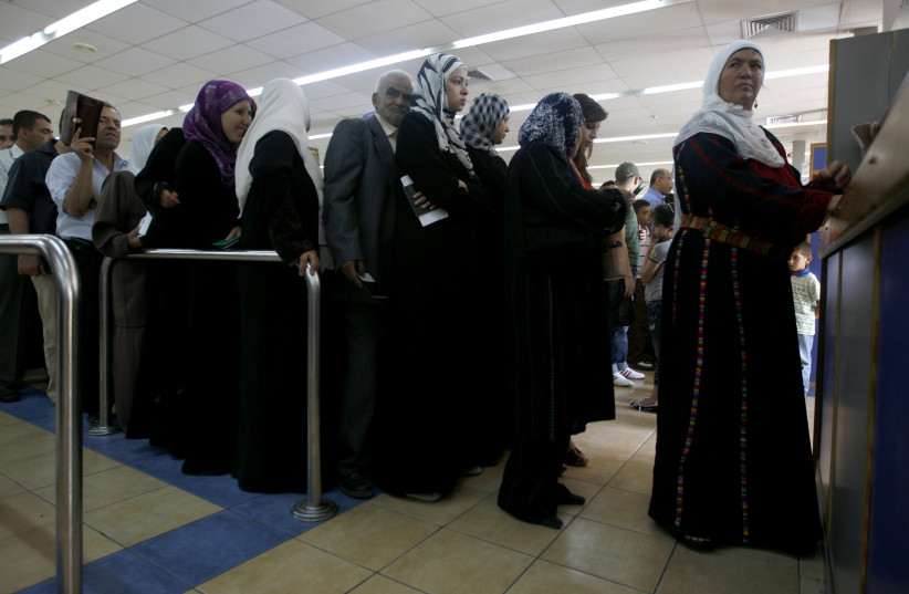  Palestinians stand in line for passport control at the Allenby Bridge Crossing July 9, 2009 (credit: AMMAR AWAD/REUTERS)