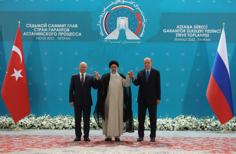 Le président russe Vladimir Poutine, le président iranien Ebrahim Raisi et le président turc Tayyip Erdogan se rencontrent à Téhéran, en Iran, le 19 juillet 2022. (Crédit photo : CEM OKSUZ/TURC PRESIDENTIAL PRESS OFFICE/HANDOUT VIA REUTERS)