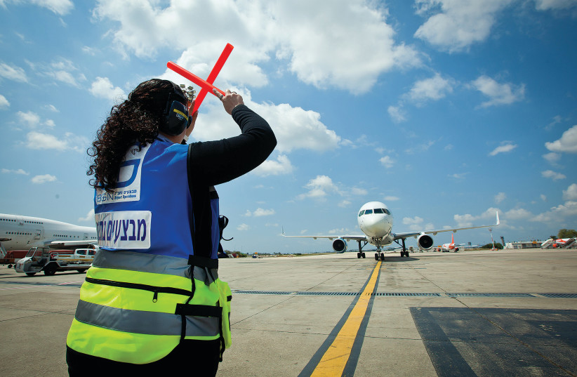 SE PREPARER pour le départ de l'aéroport Ben Gourion. (crédit photo : MOSHE SHAI/FLASH90)