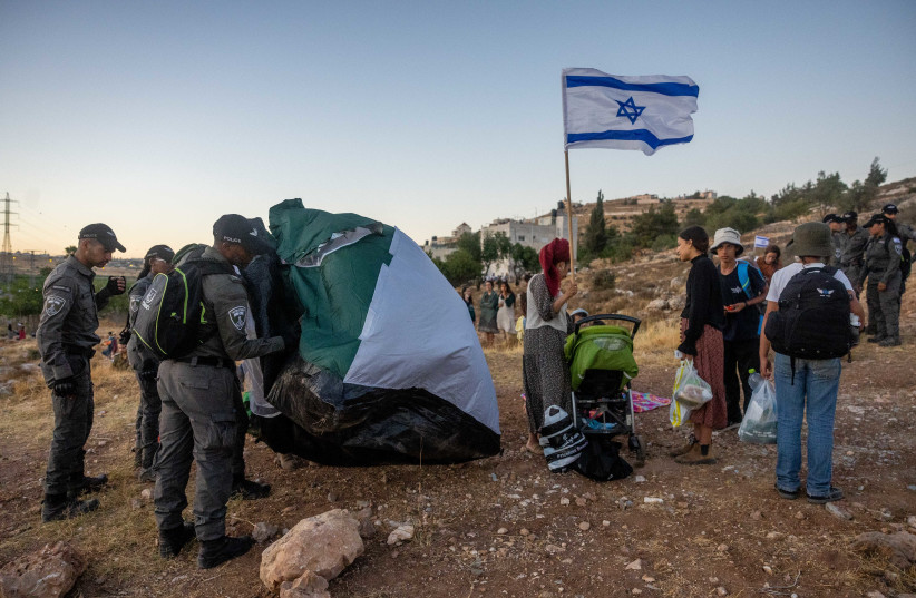  Police evacuate Settlers of the Nachala Settlement Movement from an open field near Kiryat Arba, after trying to establish illegal outposts in Judea and Samaria, July 20, 2022 (photo credit: YONATAN SINDEL/FLASH90)