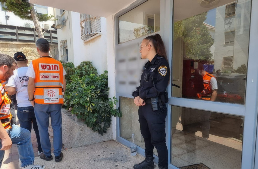  A police officer stands guard outside the apartment building in which a man murdered his daughter and killed himself. (credit: ISRAEL POLICE SPOKESPERSON'S UNIT)