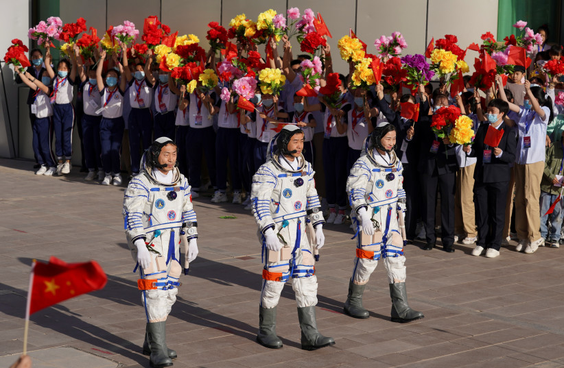Les astronautes chinois Chen Dong, Liu Yang et Cai Xuzhe assistent à une cérémonie avant le lancement de la fusée porteuse Longue Marche-2F, transportant le vaisseau spatial Shenzhou-14 pour une mission en équipage visant à construire la station spatiale chinoise, au centre de lancement de satellites de Jiuquan près de Jiuquan, province de Gansu, Chine juin (crédit : CHINA DAILY VIA REUTERS)