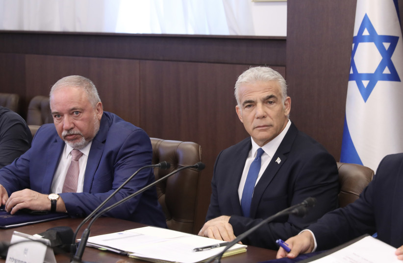  Finance Minister Avigdor Liberman and Prime Minister Yair Lapid at a cabinet meeting on 24/07/2022. (credit: MARC ISRAEL SELLEM)