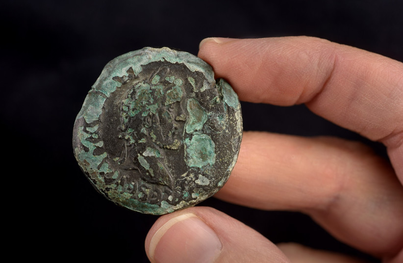  The reverse side of the 1,850-year-old bronze Roman coin. It depicts Roman Emperor Antoninus Pius. (credit: DAFNA GAZIT/ISRAEL ANTIQUITIES AUTHORITY, YANIV BERMAN/ISRAELI ANTIQUITIES AUTHORITY)