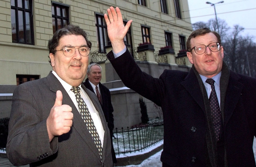 John Hume (L) gives the thumbs up as fellow Laureat David Trimble waves as they leave the Nobel Institute in Oslo. (credit: REUTERS/DYLAN MARTINEZ/FILE PHOTO)