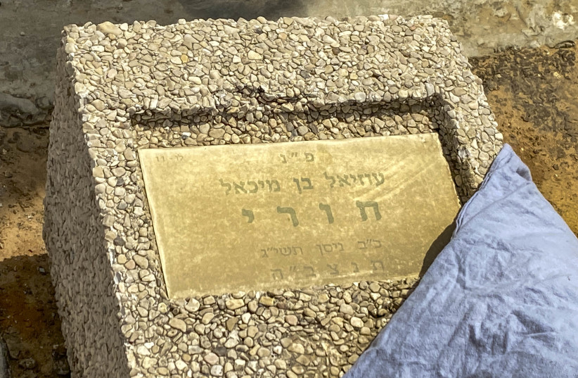  Israel forensic team members open Uziel Khoury's grave  for taking a DNA sample at the Sgula Cemetery on May 23, 2022 in Petah Tikva.  (credit: AVSHALOM SASSONI/FLASH90)