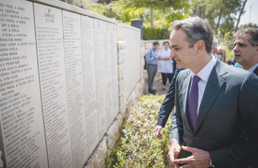  GREEK PRIME MINISTER Kyriakos Mitsotakis visits Yad Vashem during a trip to Israel in 2020. (photo credit: YONATAN SINDEL/FLASH90)