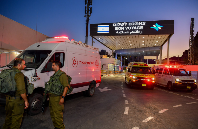  Israeli soldiers and rescue forces waiting for the arrival of wounded Israeli tourists who were wounded at a car accident in Egypt, at the Taba Border crossing in Eilat, on July 28, 2022. (photo credit: FLASH90)