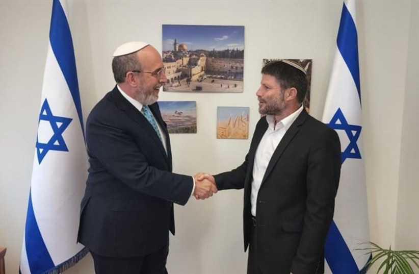  Rabbi David Fine (L) is seen shaking hands with Religious Zionist Party leader MK Bezalel Smotrich. (credit: Yechiel Radutsky)