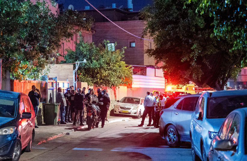  Police and medical personnel at the scene investigate the murder of a woman in her 30's that was shot dead, in Lod, July 26, 2022. (credit: YOSSI ALONI/FLASH90)