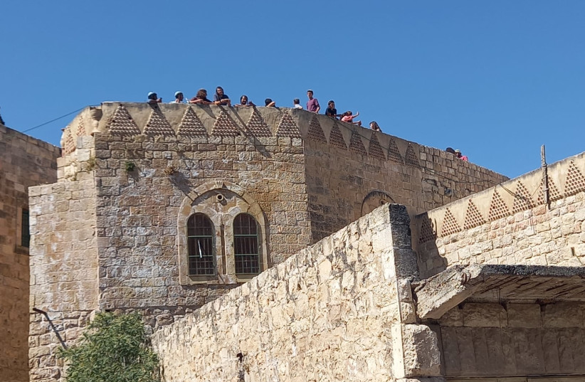  Israeli settlers announced their purchase of a three-story Palestinian building in Hebron near the Tomb of the Patriarchs, Sunday July 31, 2022 (credit: HARCHIVI)