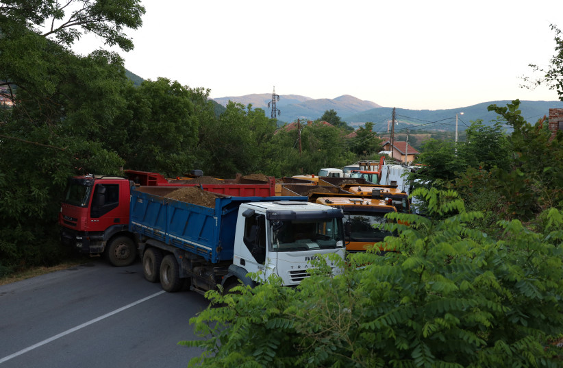  A general view shows trucks blocking a road in Rudare, Kosovo, August 1, 2022. (photo credit: REUTERS/FATOS BYTYCI)