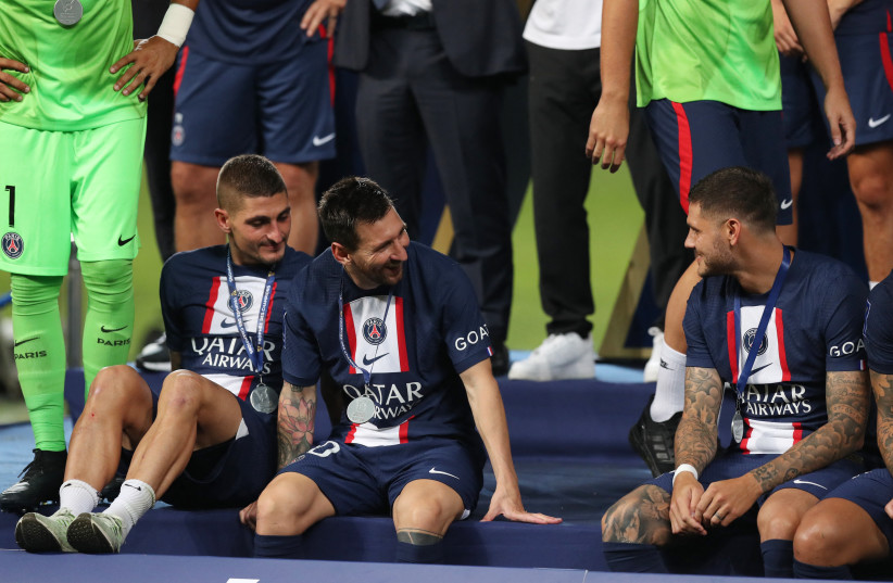  Soccer Football - Trophee des Champions - Paris St Germain v Nantes - Bloomfield Stadium, Tel Aviv, Israel - July 31, 2022 Paris St Germain's Lionel Messi, Marco Verratti and Mauro Icardi celebrates with medals after winning the Trophee des Champions (credit: REUTERS/Ronen Zvulun)