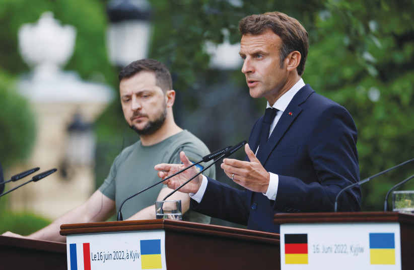 Ukraine President Volodymyr Zelensky and French counterpart Emmanuel Macron  (photo credit: REUTERS)