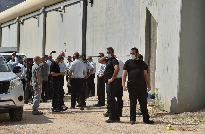  Police officers and prison guards at the scene of a prison escape of  six Palestinian prisoners, outside the Gilboa prison, northern Israel, September 6, 2021. (credit: FLASH90)