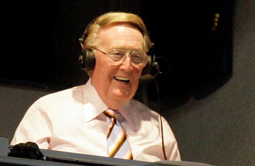 Los Angeles Dodgers announcer Vin Scully smiles in a broadcast booth during the National League MLB baseball game between the San Francisco Giants and the Los Angeles Dodgers in Los Angeles, April 25, 2007. (credit: REUTERS/DANNY MOLOSHOK (UNITED STATES)/FILE PHOTO)