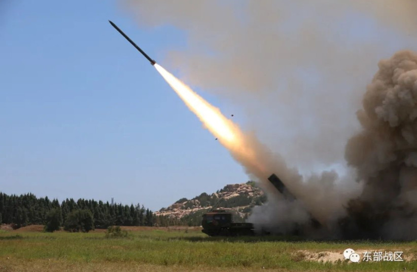 La Force terrestre sous le Commandement du théâtre oriental de l'Armée populaire de libération (APL) de Chine mène un exercice de tir réel à longue portée dans le détroit de Taiwan, à partir d'un endroit non divulgué dans ce document publié le 4 août 2022. (Crédit photo : Eastern Theatre Commande/Document via REUTERS)