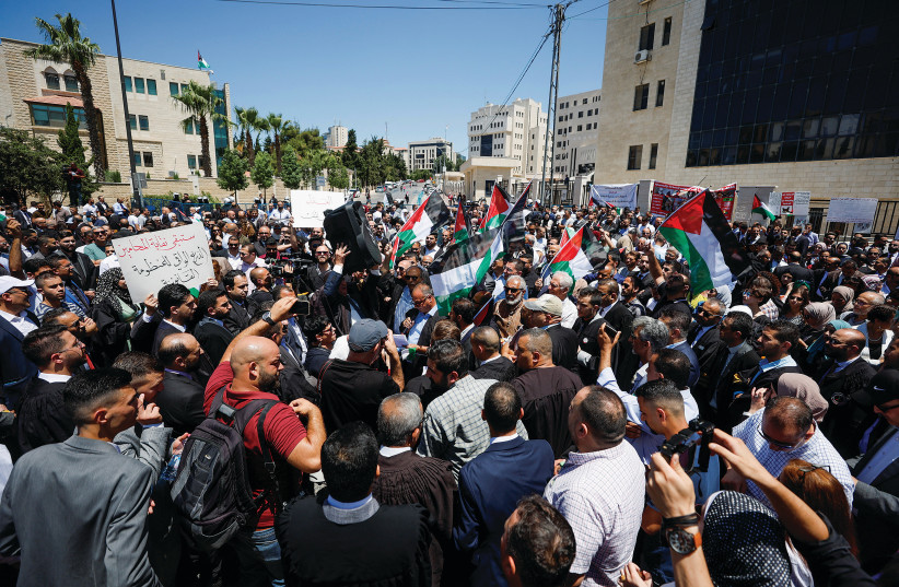  PALESTINIAN LAWYERS protest against the Palestinian Authority’s rule by decree and demand a return to normal parliamentary lawmaking, in Ramallah last week. (credit: MOHAMAD TOROKMAN/REUTERS)