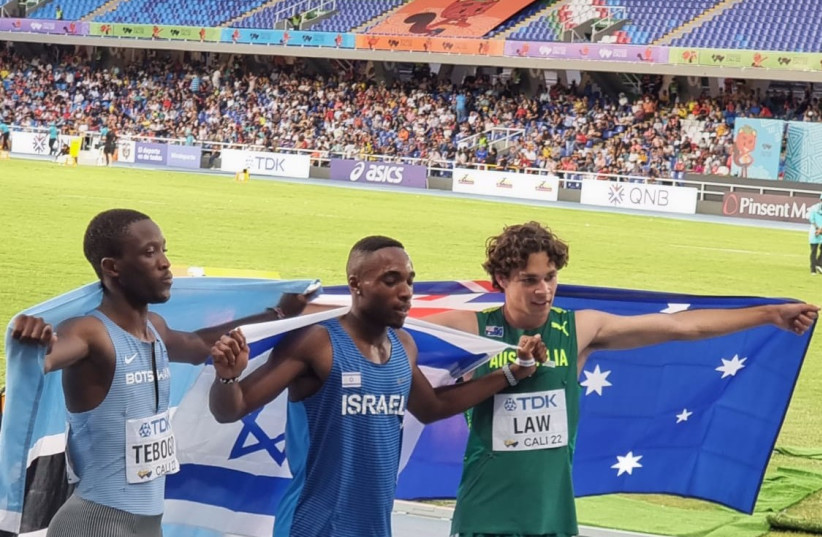 Le coureur israélien Blessing Afrifah avec Letsile Tebogo du Botswana et l'Australien Calab Law. (crédit : Association israélienne d'athlétisme via Sport1)