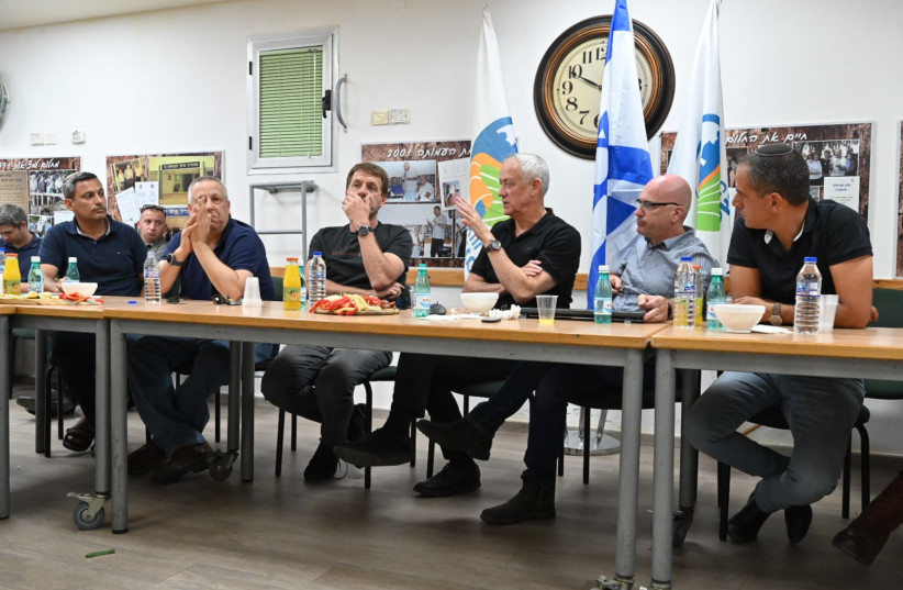 Évaluation de la situation du ministre de la Défense Benny Gantz avec les chefs des autorités locales du Commandement Sud. (crédit : ARIEL HERMONI/MINISTÈRE DE LA DÉFENSE)