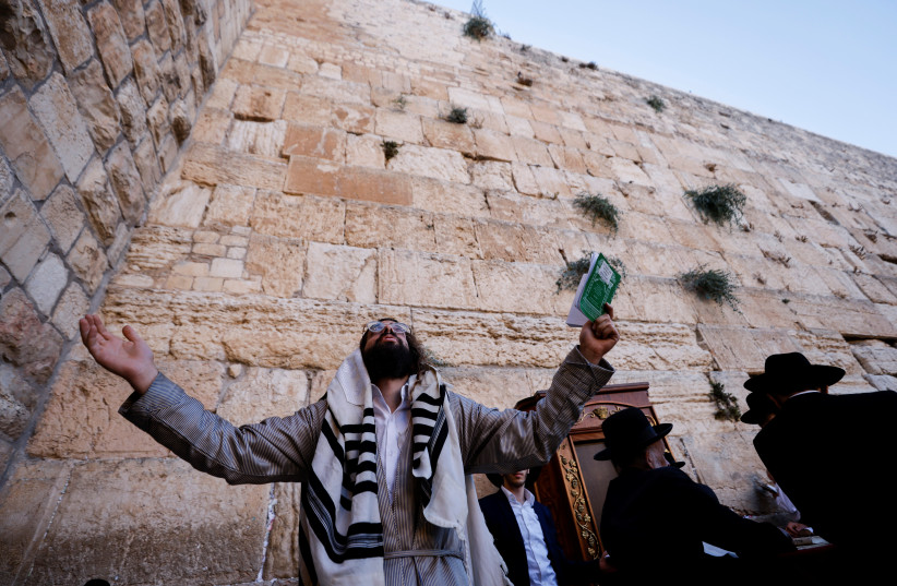  Jewish worshippers pray on Tisha B'Av, a day of fasting and lament, at the Western Wall in Jerusalem's Old City (photo credit: REUTERS/AMIR COHEN)