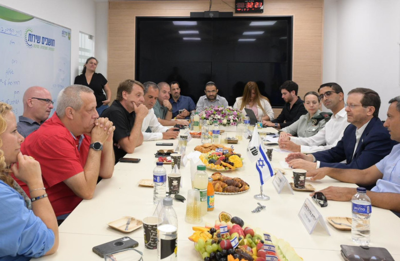  President Isaac Herzog visiting the city of Sderot after Operation Breaking Dawn.  (photo credit: AMOS BEN-GERSHOM/GPO)