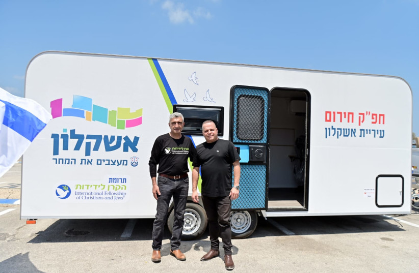  Safwan Marich, Director of the Safety and Emergency Response Division of IFCJ and Ashkelon Mayor Tomer Glam. (photo credit: YOSSI ZELIGER)