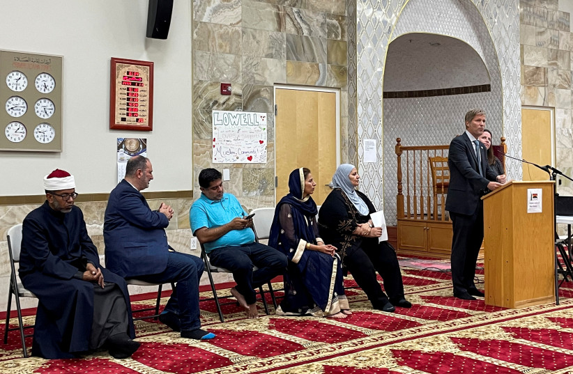 Albuquerque Mayor Tim Keller speaks to an interfaith memorial ceremony at the New Mexico Islamic Center mosque to commemorate four murdered Muslim men, hours after police said they had arrested a prime suspect in the killings, in Albuquerque, New Mexico, US August 9, 2022. (credit: REUTERS/ANDREW HAY)