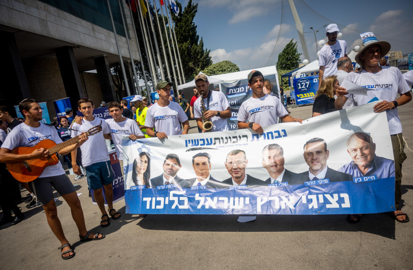  Likud supporters outside the Likud polling station in Jerusalem on August 10, 2022, Likud members go today to the polls to vote for the party list. (credit: YONATAN SINDEL/FLASH90)