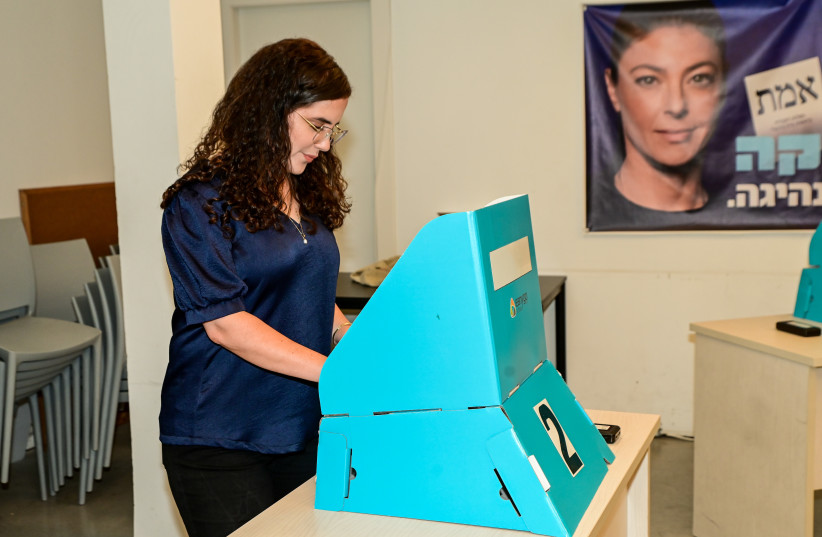  MK Naama Lazimi casts her vote in the Labor primaries, at a polling station in Tel Aviv, August 9, 2022.  (credit: AVSHALOM SASSONI/FLASH90)