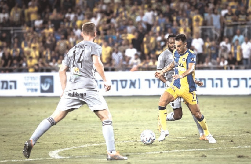  ERAN ZAHAVI dribbles the ball against Aris Thessaloniki in Maccabi Tel Aviv’s 2-0 first-leg win over the Greek side in Conference Leagure third-round qualifying. (photo credit: MACCABI TEL AVIV/COURTESY)