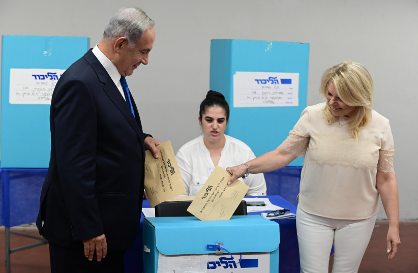  Head of the opposition and the Likud party Benjamin Netanyahu casts his vote in the Likud primaries, at a polling station in Tel Aviv on August 10, 2022. (photo credit: TOMER NEUBERG/FLASH90)