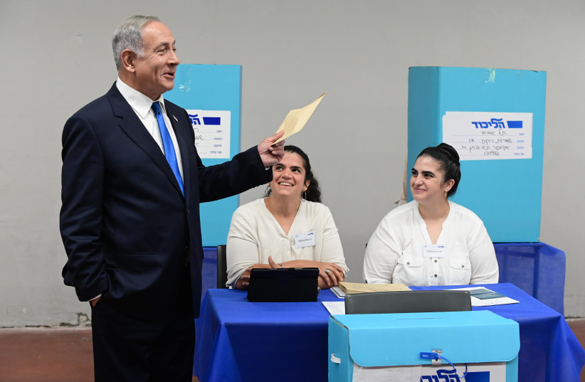  Likud party head Benjamin Netanyahu arrives to cast his vote in the Likud primaries, at a polling station in Tel Aviv on August 10, 2022 (credit: TOMER NEUBERG/FLASH90)