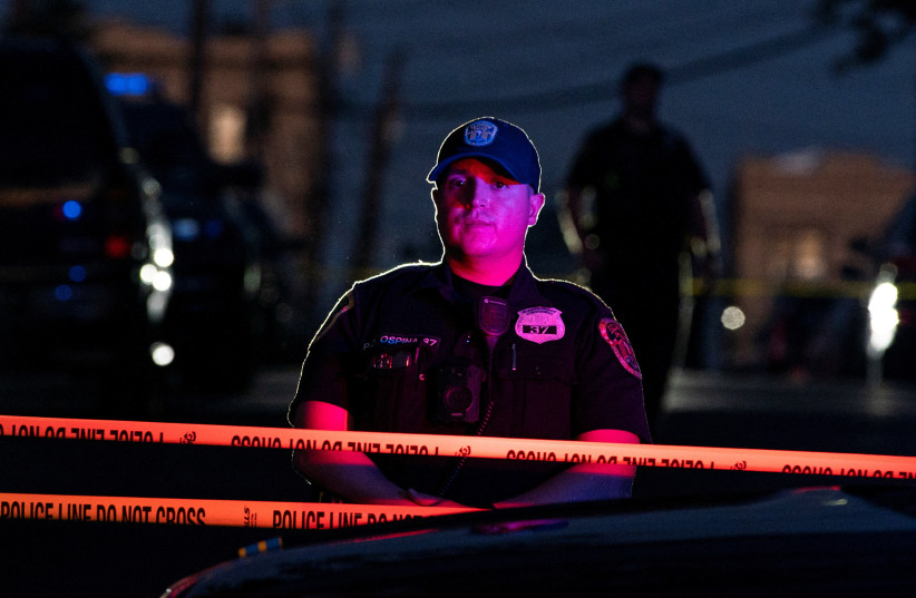  A New Jersey police officer stands guard near the building where alleged attacker of Salman Rushdie, Hadi Matar, lives in Fairview, New Jersey, US, August 12, (photo credit: REUTERS/EDUARDO MUNOZ)