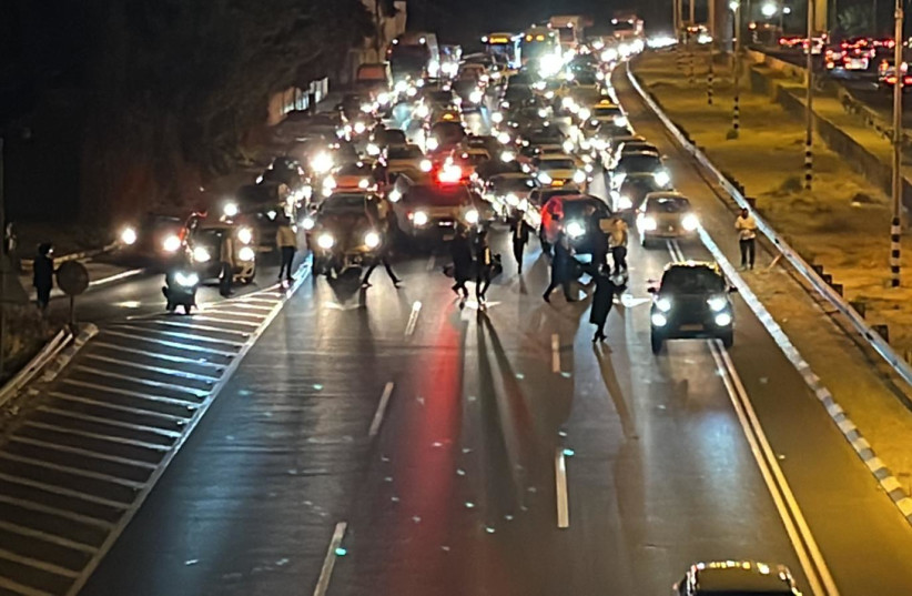  Orthodox Jewish protesters demonstrated on Highway 4 against the autopsy that took place on a four-year-old boy who was strangled to death. (photo credit: EXTREMIST ULTRA-ORTHODOX PROTESTORS GROUP)