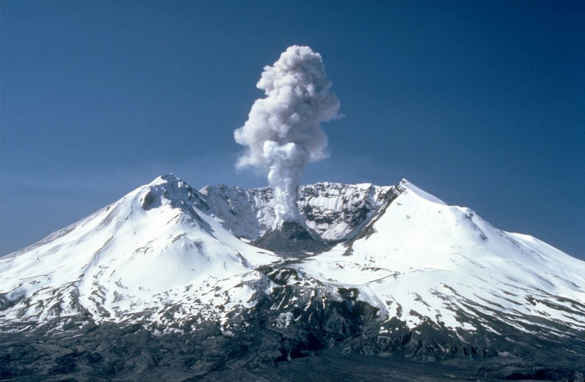  Plumes of steam, gas, and ash often occurred at the Washington volcano Mount St. Helens in the early 1980s. (credit: Wikimedia Commons)