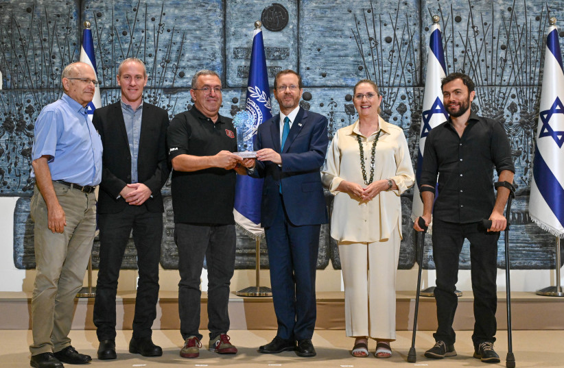  President Isaac Herzog presents president's award to Hapoel Jerusalem (credit: KOBI GIDEON/GPO)
