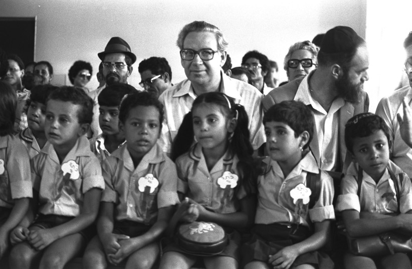  EDUCATION MINISTER Aharon Yadlin with first graders at the Eshkol School on the opening day of the school year, in Rosh Ha’ayin, September 1, 1976. (credit: YA’ACOV SA’AR/GPO)