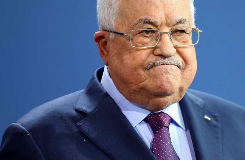 Le président palestinien Mahmoud Abbas assiste à une conférence de presse avec le chancelier allemand Olaf Scholz, à Berlin, Allemagne, le 16 août 2022. (Crédit : REUTERS/LISI NIESNER)