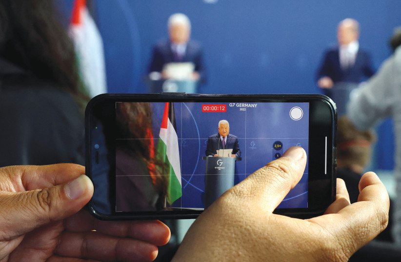 Le président de l'AUTORITÉ PALESTINIENNE Mahmoud Abbas s'exprime alors que lui et le chancelier allemand Olaf Scholz assistent à une conférence de presse à Berlin mardi. (crédit : LISI NIESNER/ REUTERS)